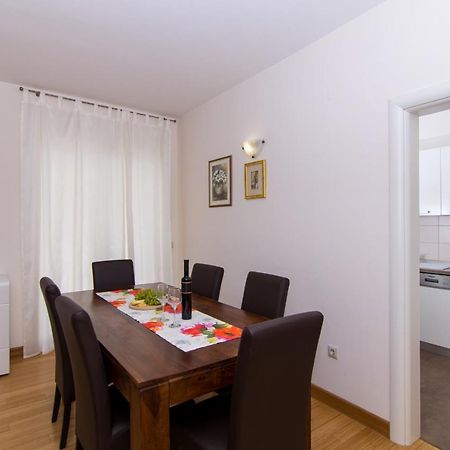 Villa Relax - Beautiful Apartment With Heated Saltwater Pool & Jacuzzi Каштела Экстерьер фото