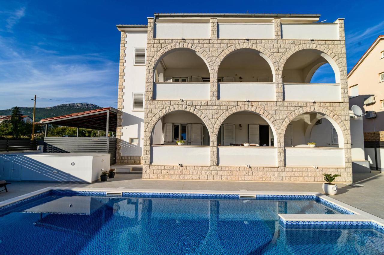 Villa Relax - Beautiful Apartment With Heated Saltwater Pool & Jacuzzi Каштела Экстерьер фото