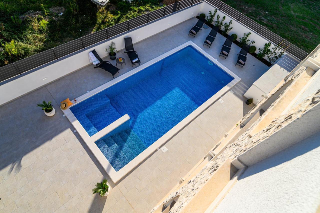 Villa Relax - Beautiful Apartment With Heated Saltwater Pool & Jacuzzi Каштела Экстерьер фото