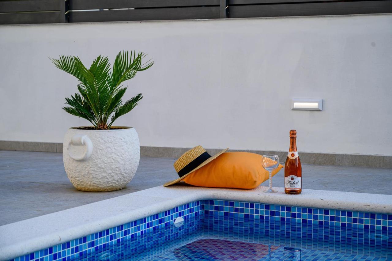 Villa Relax - Beautiful Apartment With Heated Saltwater Pool & Jacuzzi Каштела Экстерьер фото