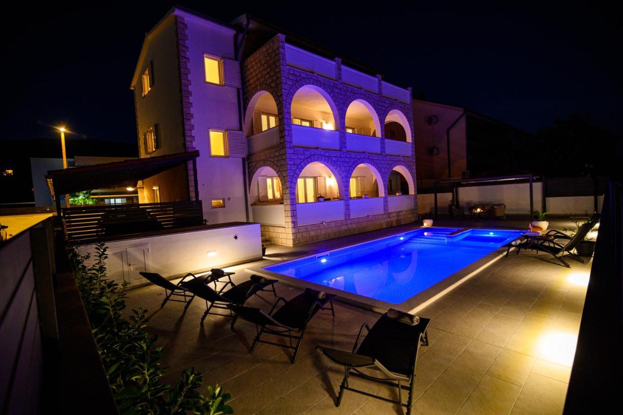 Villa Relax - Beautiful Apartment With Heated Saltwater Pool & Jacuzzi Каштела Экстерьер фото