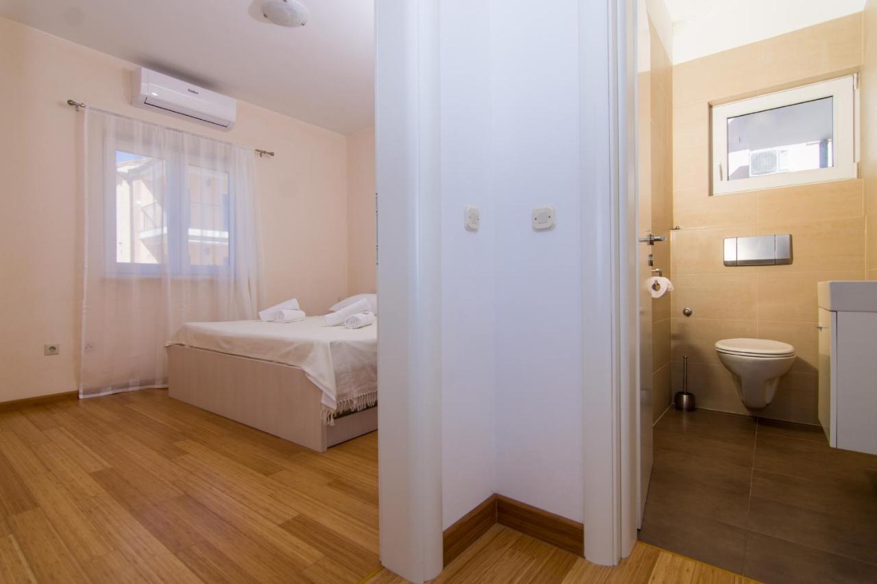 Villa Relax - Beautiful Apartment With Heated Saltwater Pool & Jacuzzi Каштела Экстерьер фото