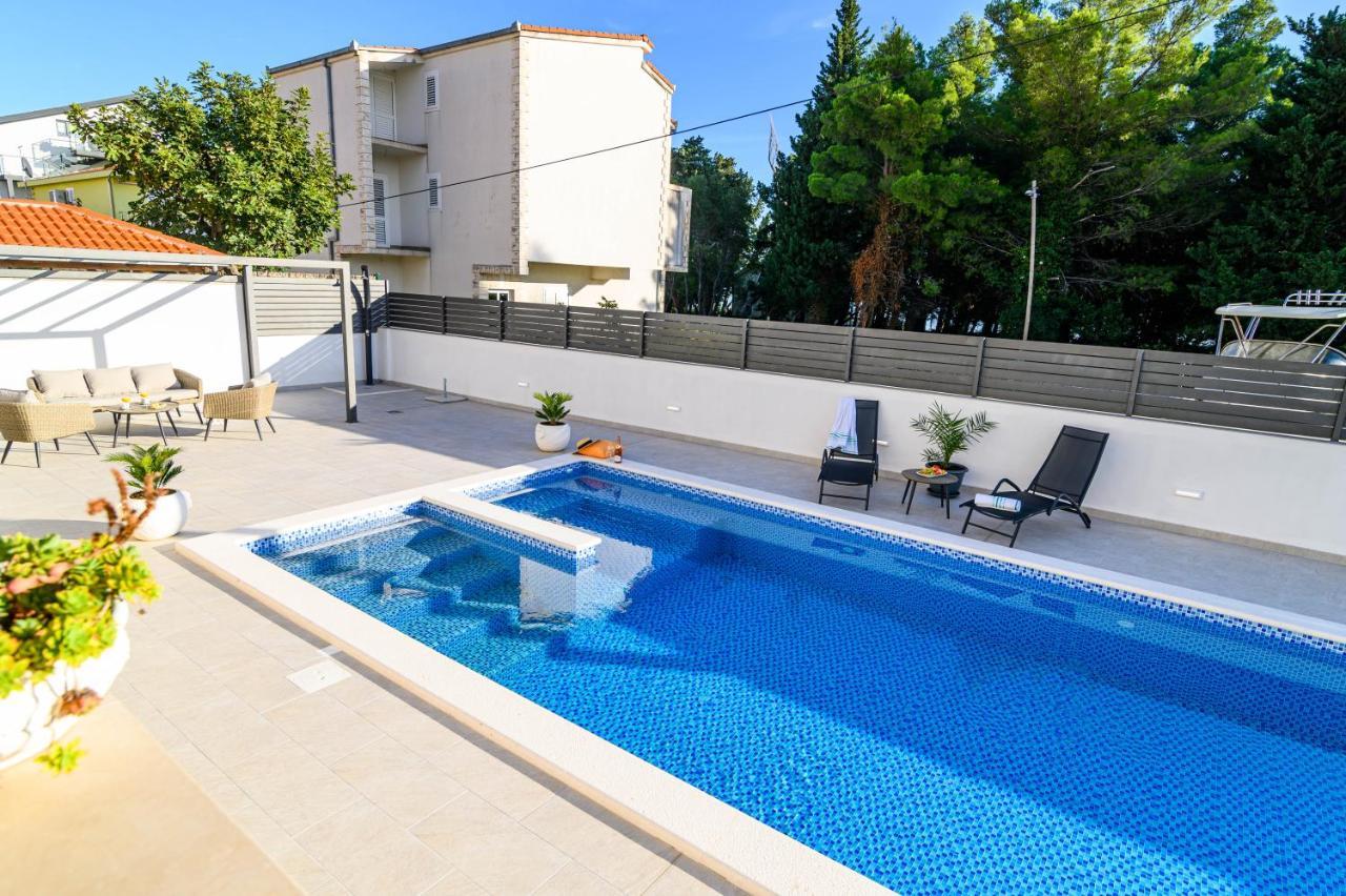 Villa Relax - Beautiful Apartment With Heated Saltwater Pool & Jacuzzi Каштела Экстерьер фото