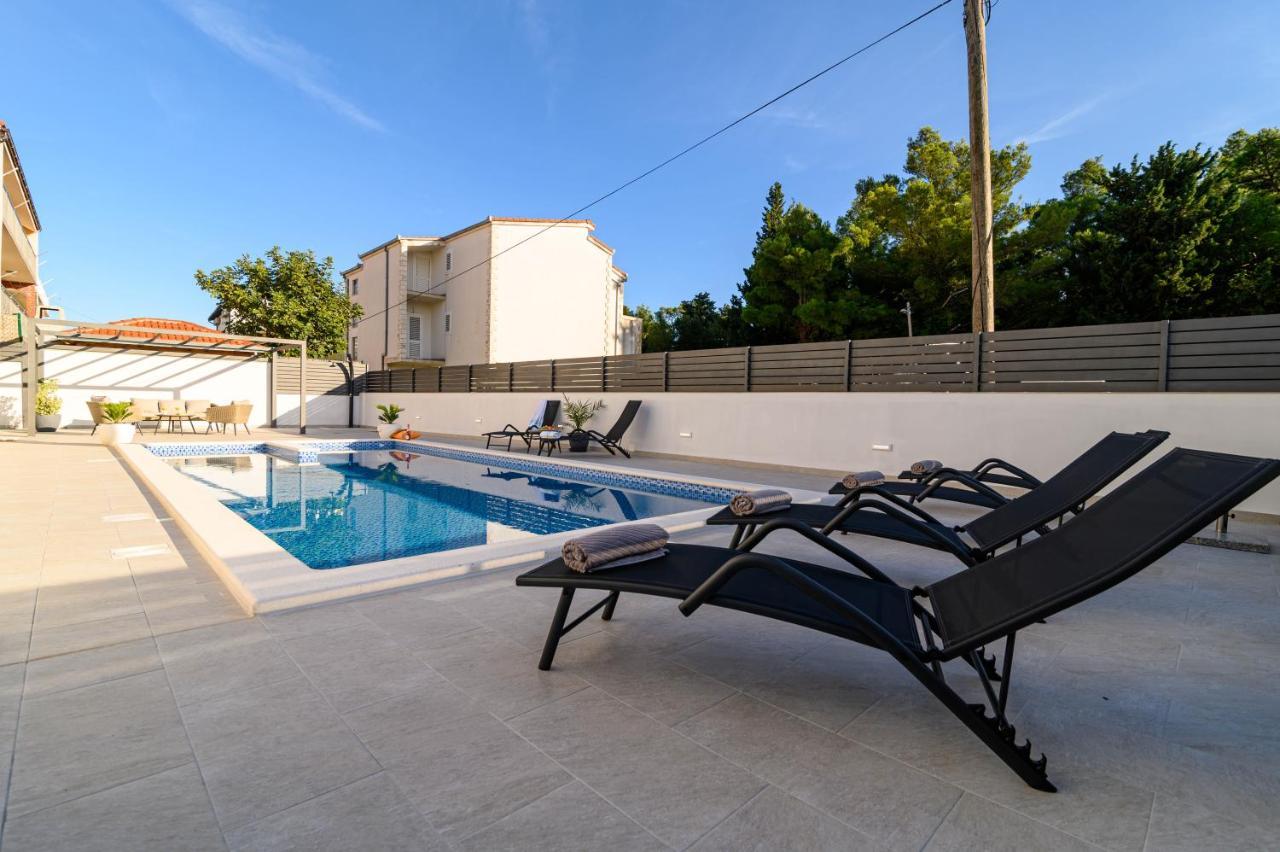 Villa Relax - Beautiful Apartment With Heated Saltwater Pool & Jacuzzi Каштела Экстерьер фото