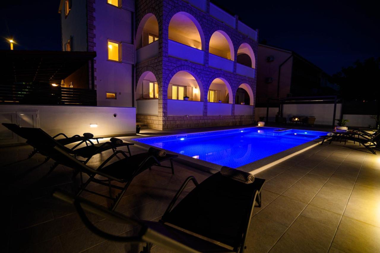 Villa Relax - Beautiful Apartment With Heated Saltwater Pool & Jacuzzi Каштела Экстерьер фото