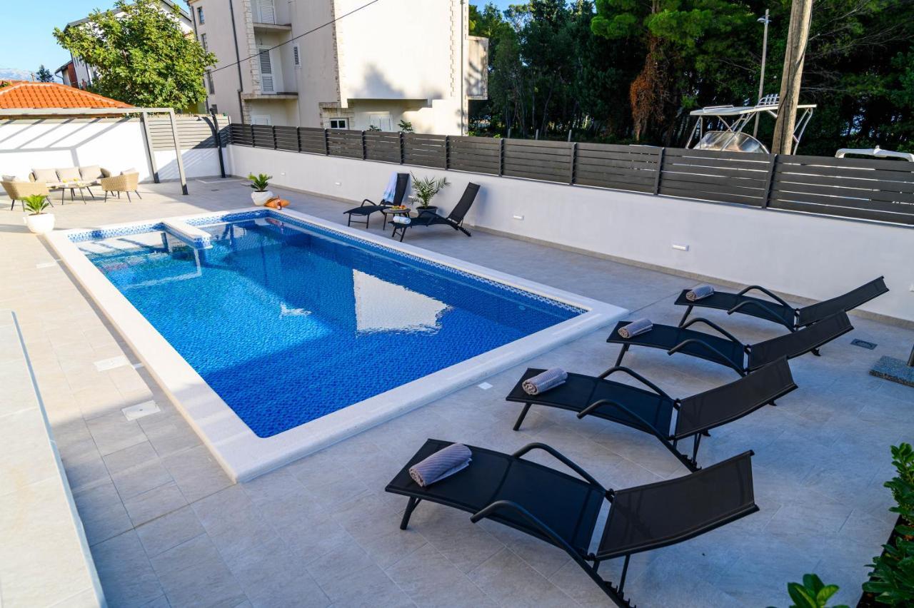 Villa Relax - Beautiful Apartment With Heated Saltwater Pool & Jacuzzi Каштела Экстерьер фото