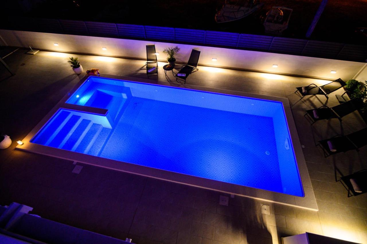 Villa Relax - Beautiful Apartment With Heated Saltwater Pool & Jacuzzi Каштела Экстерьер фото