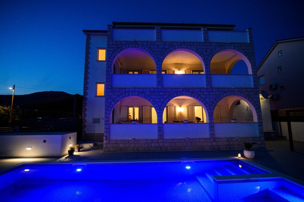 Villa Relax - Beautiful Apartment With Heated Saltwater Pool & Jacuzzi Каштела Экстерьер фото