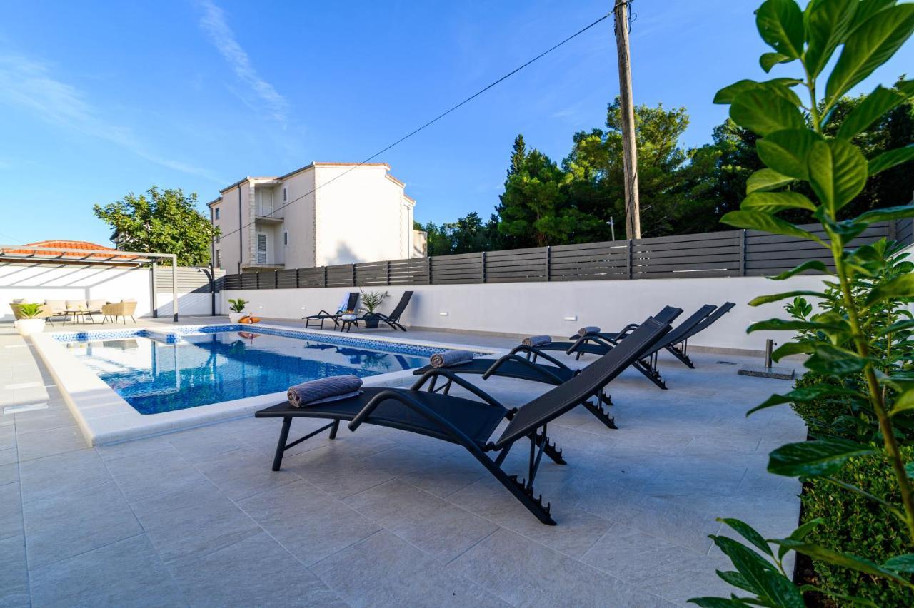 Villa Relax - Beautiful Apartment With Heated Saltwater Pool & Jacuzzi Каштела Экстерьер фото