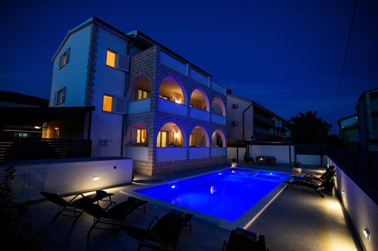 Villa Relax - Beautiful Apartment With Heated Saltwater Pool & Jacuzzi Каштела Экстерьер фото