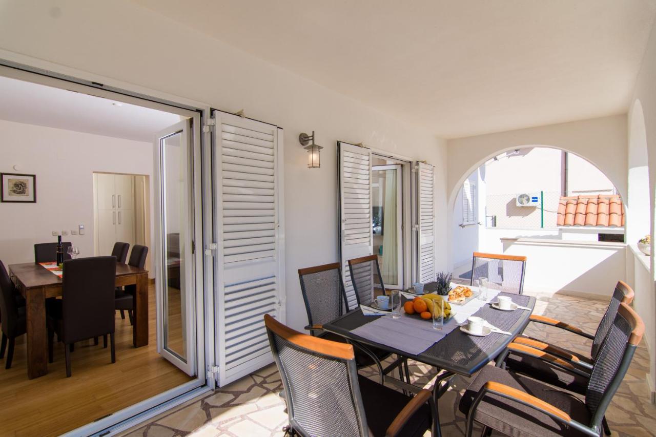 Villa Relax - Beautiful Apartment With Heated Saltwater Pool & Jacuzzi Каштела Экстерьер фото
